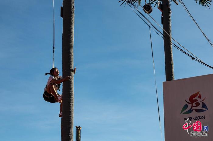 武汉马拉松整活了：啦啦队扮成春丽机器人为马拉松选手加油，手摇转得有模有样.